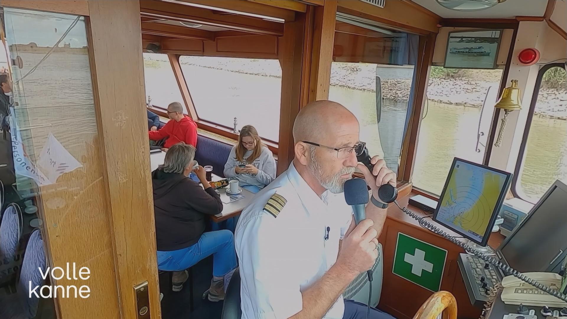 Kult-Kapitän aus Duisburg auf seinem Schiff der "Rheinfels"