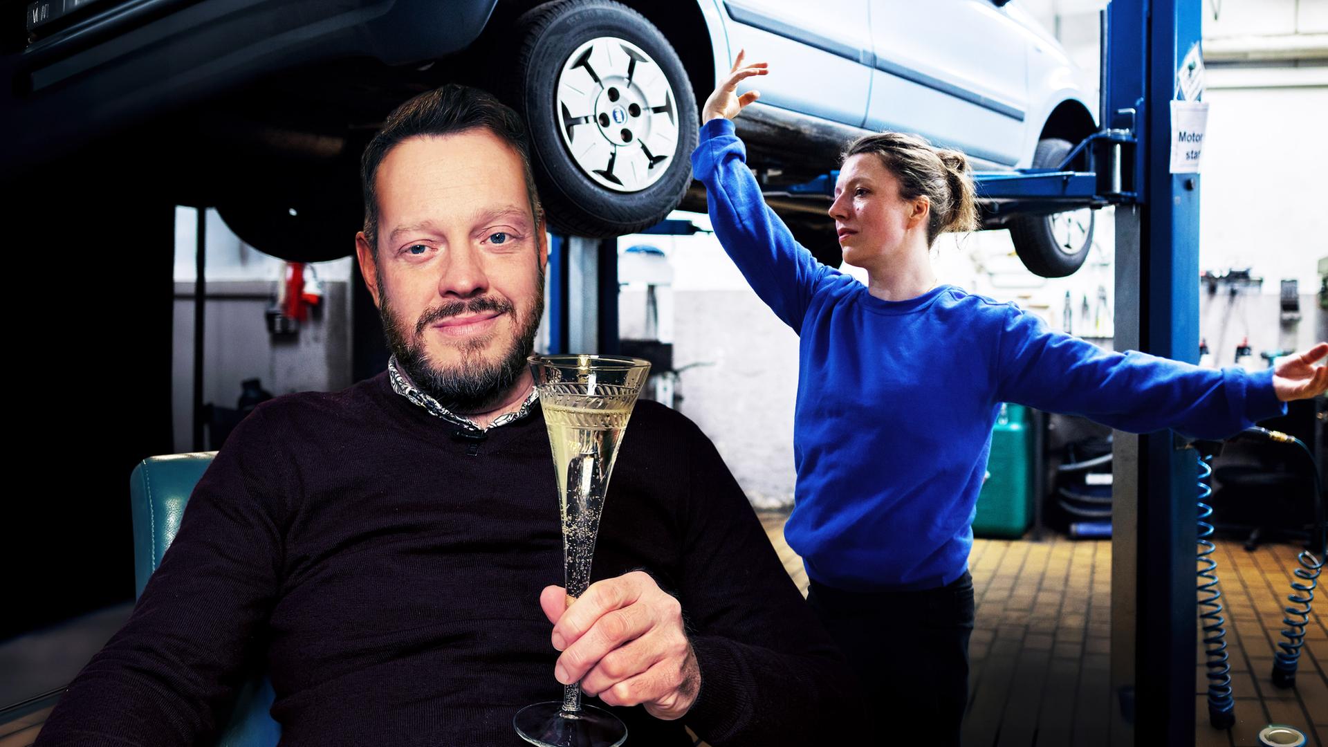 Schauspieler Roland Riebeling trinkt Sekt und Choreografin Verena Brakonier tanzt in einer Autowerkstatt.