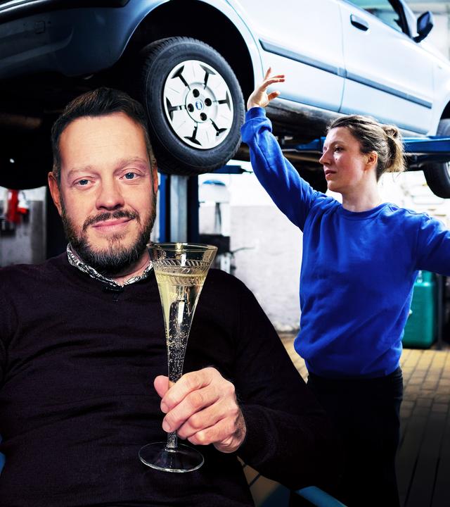 Schauspieler Roland Riebeling trinkt Sekt und Choreografin Verena Brakonier tanzt in einer Autowerkstatt.