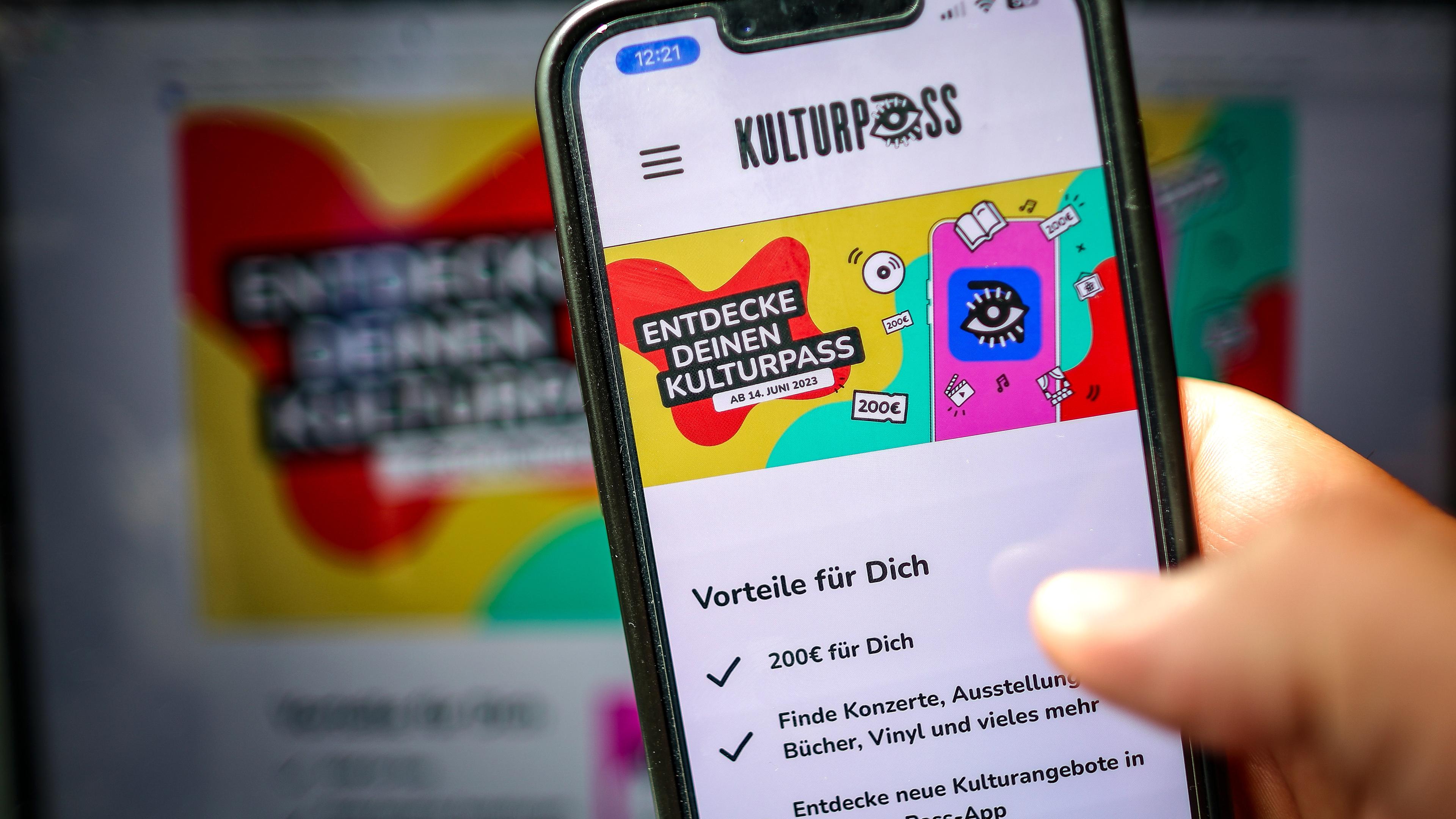 Die Website für den Kulturpass für deutsche Jugendliche ist auf einem Smartphone geöffnet