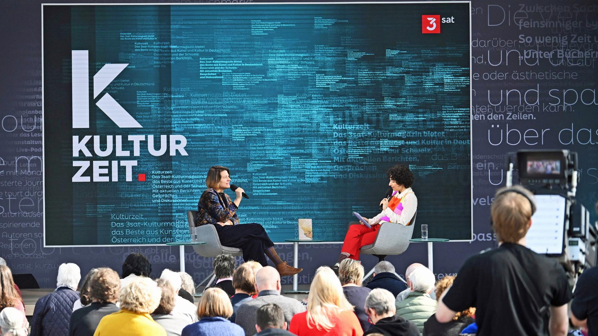 Bücher-Talk für das Format "Kulturzeit" auf der Literaturbühne von ARD ZDF und 3sat während der Leipziger Buchmesse