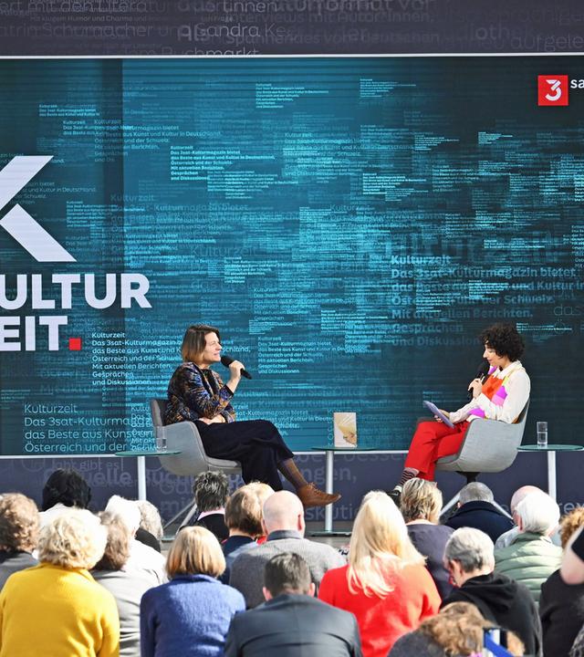 Bücher-Talk für das Format "Kulturzeit" auf der Literaturbühne von ARD ZDF und 3sat während der Leipziger Buchmesse