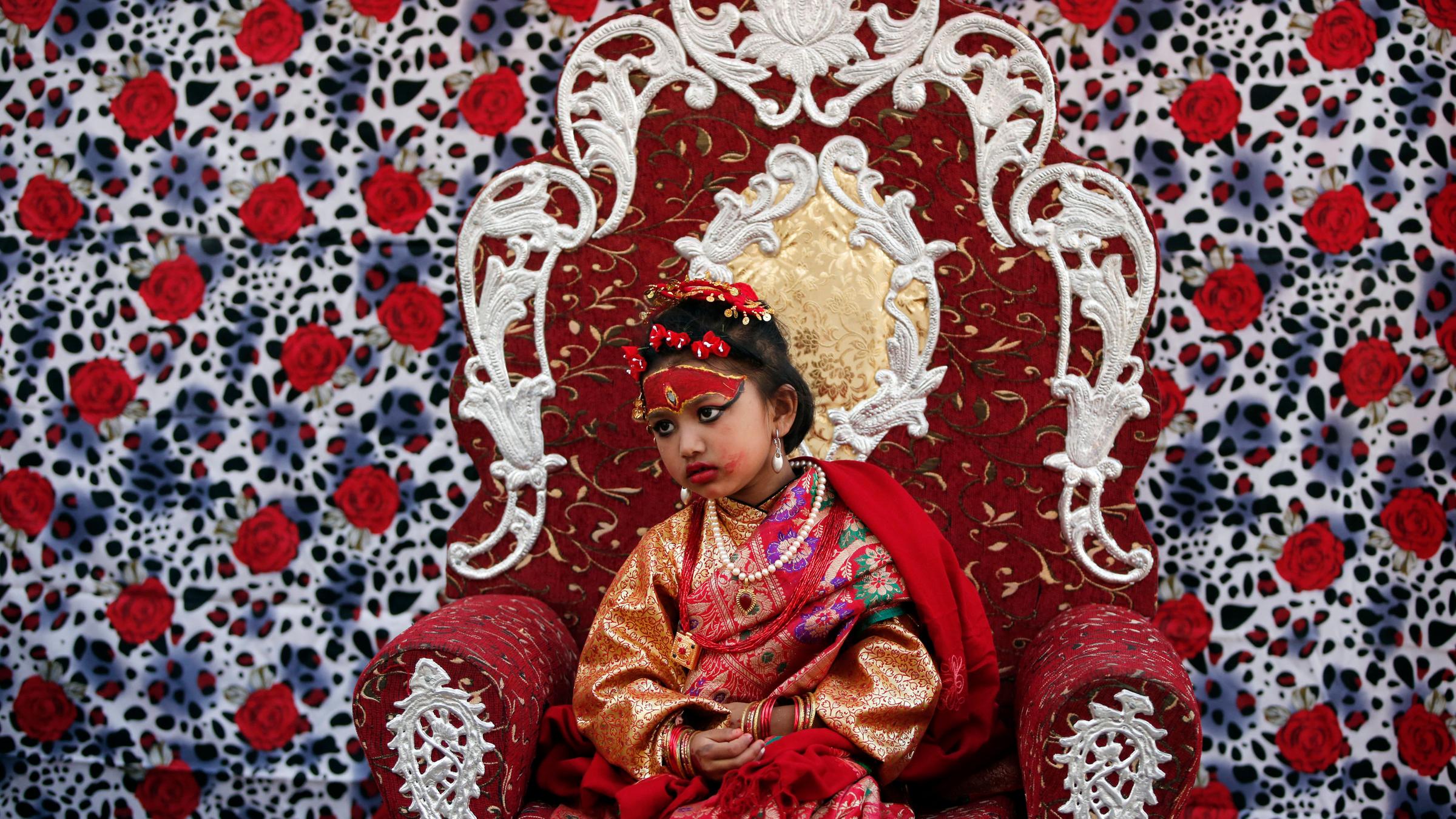 Die Kumari ist eine lebende Göttin, die noch ein Kind ist.