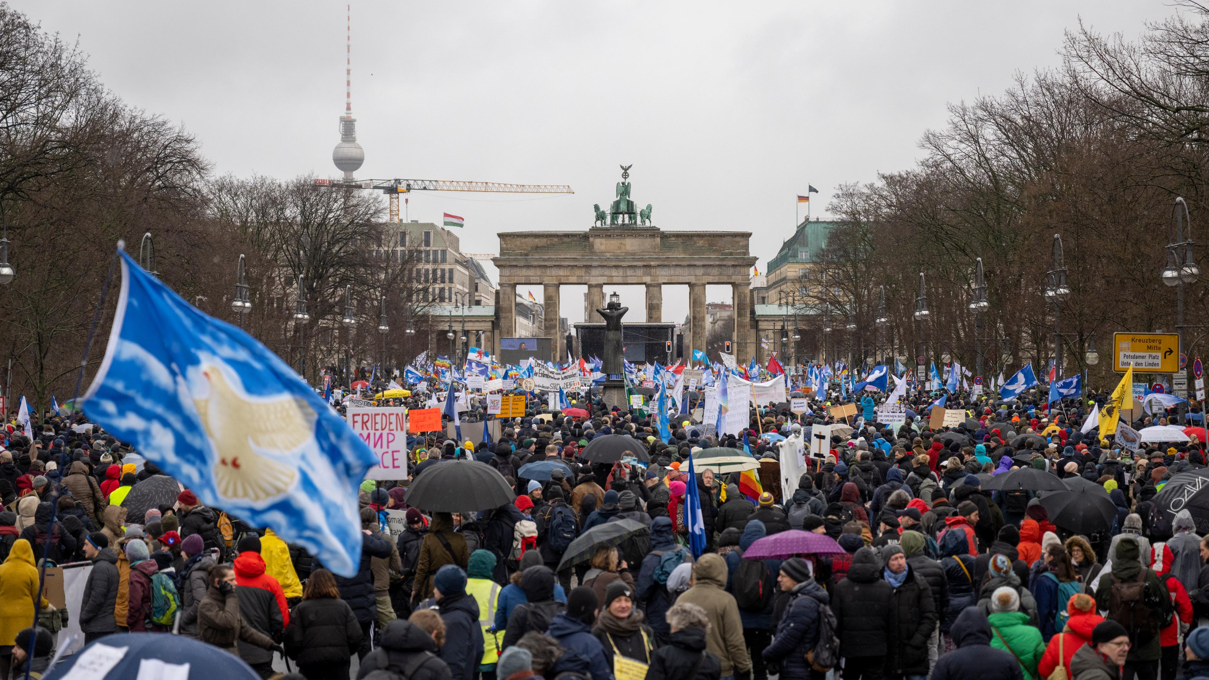 Tausende Menschen stehen mit Transparenten und Bannern vor dem Brandenburger Tor.