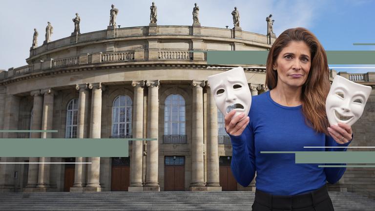 Katty Salié vor einem Theater mit zwei Masken in der Hand
