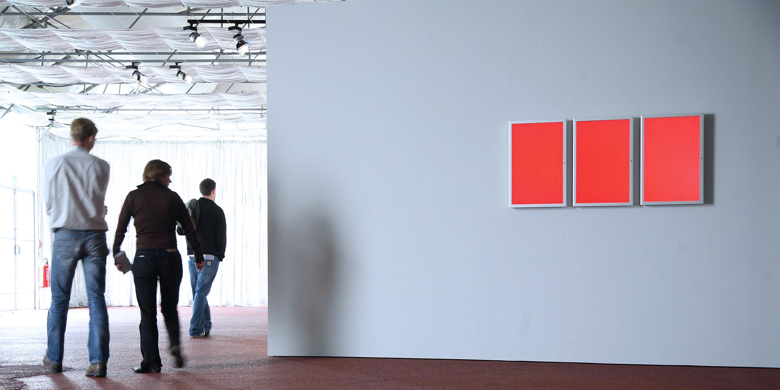 Archiv: Installation - Red Alert - von Hito Steyerl auf der Documenta XII in Kassel, aufgenommen am 22.08.2007