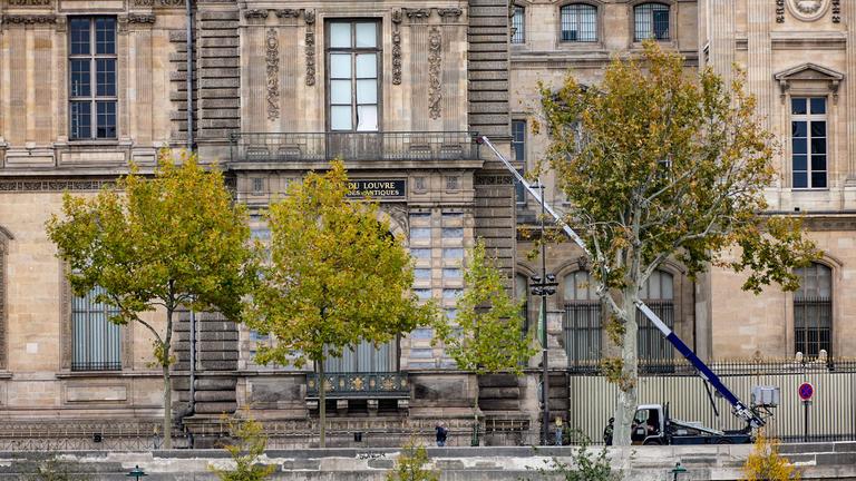 Am Sonntag, dem 19. Oktober, gegen 9:30 Uhr, drang eine Gruppe von Kriminellen in die Apollo-Galerie des Louvre ein und stahl sieben Juwelen aus den Sammlungen Napoleons und des französischen Königshauses. Sie gelangten über einen Lastenaufzug am Quai François Mitterrand von außen in das Gebäude.