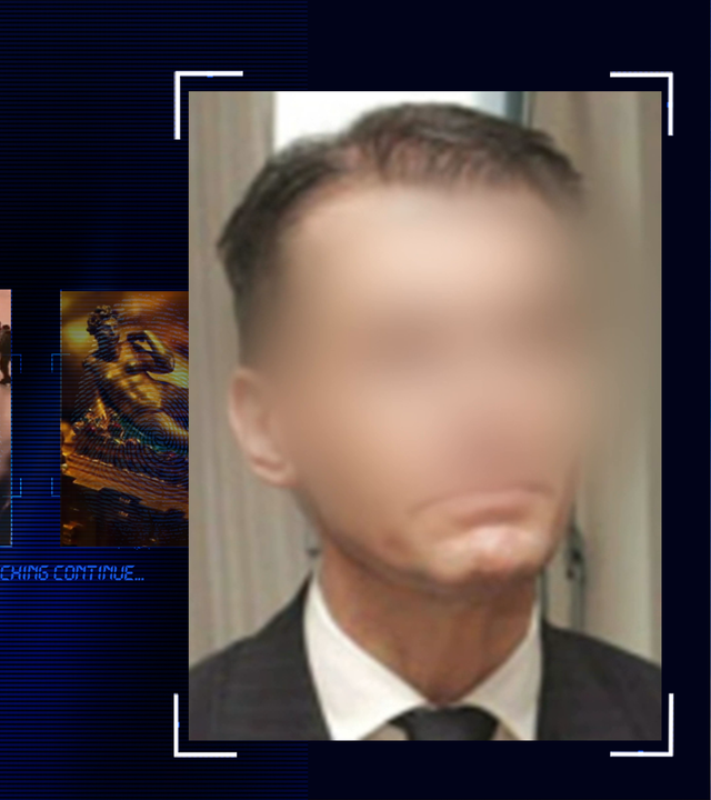 Portraitfoto eines Mannes mittleren Alters. Er trägt eine schwarze Anzugjacke, eine schwarze Krawatte u. ein weißes Hemd. Er schaut mit versteinerter Minie an der Kamera vorbei. Weite Teile des Gesichts wurden allerdings technisch verfremdet. Er trägt kurze dunkle Haare mit einem aus seiner Sicht nach links gekämmten Seitenscheitel. Links daneben: Lichtschematische Darstellung eines Fingerabdrucks.