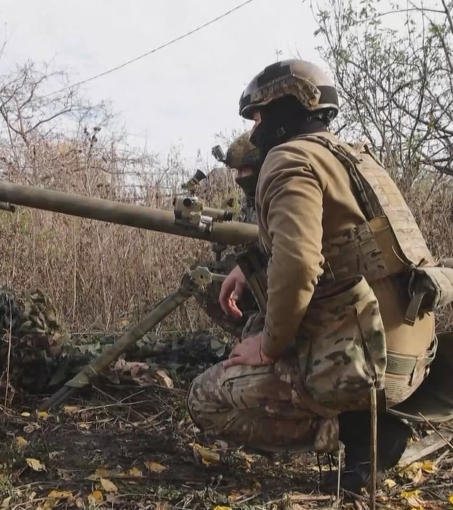 Ukrainische Soldaten in Stellung im Gebüsch