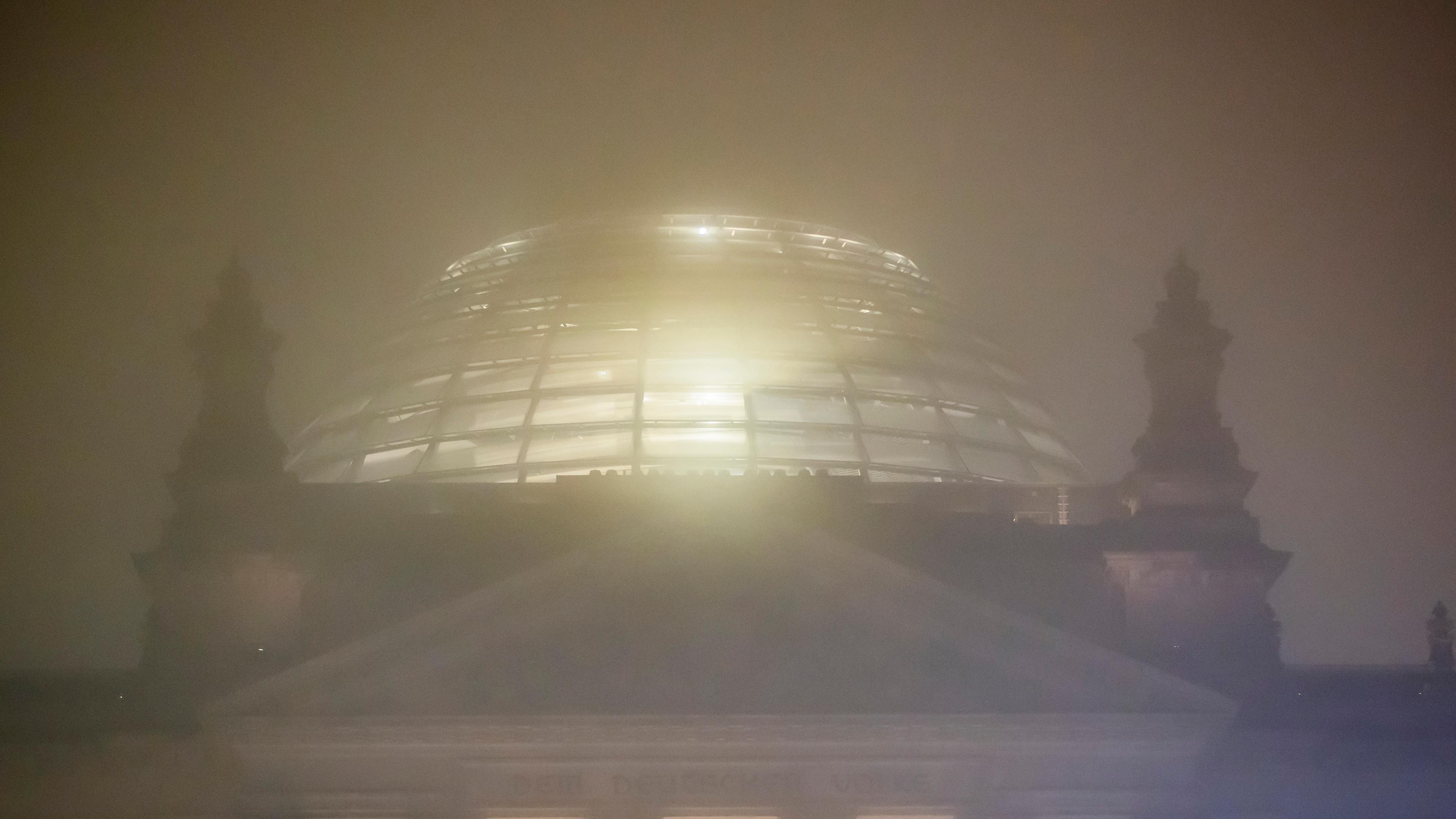 Die Kuppel des Reichstagsgebäudes ist am Morgen vom 15.12.2023 im Nebel zu sehen.