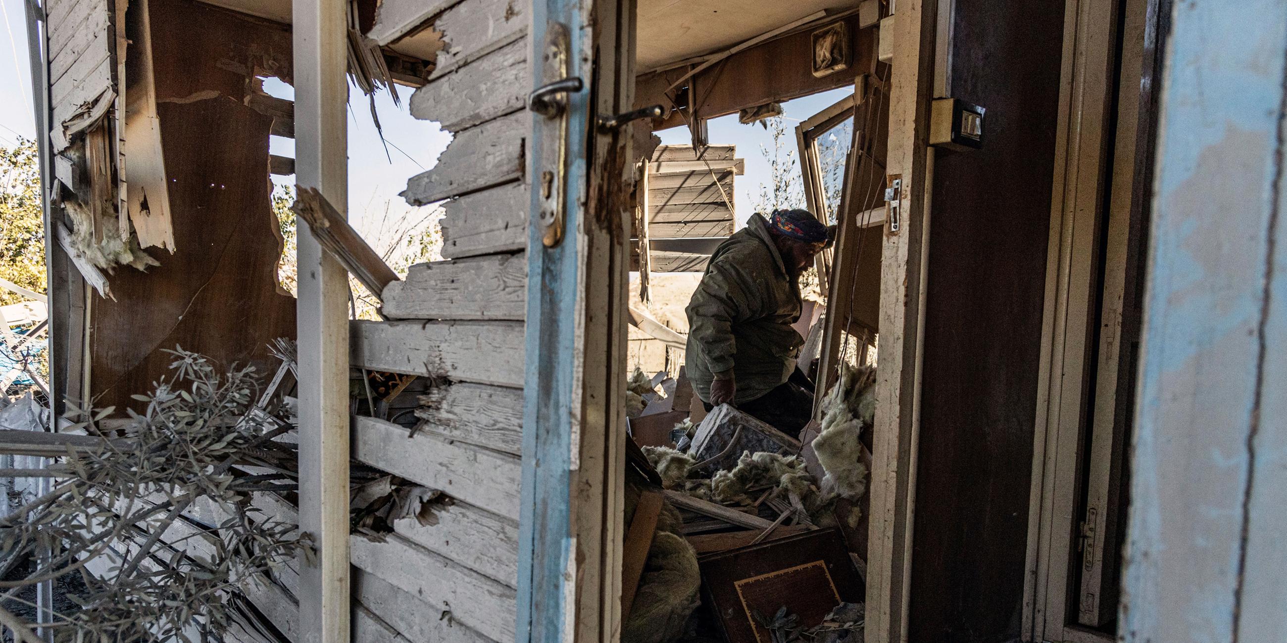 Ein Mann inspiziert einen Ort, der durch türkische Luftangriffe beschädigt wurde.