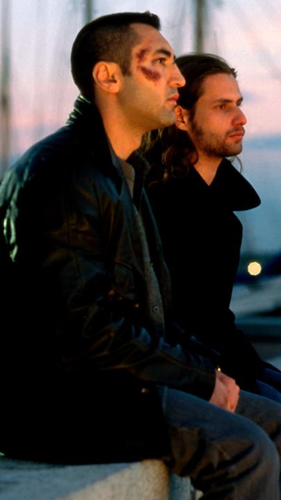 "Kurz und schmerzlos": Gabriel (Mehmet Kurtulus) und Costa (Adam Bousdoukos) auf einer Kaimauer in Hamburg.