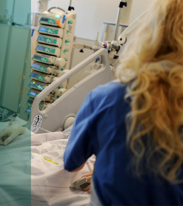 Krankenschwester am Krankenbett eines Patienten