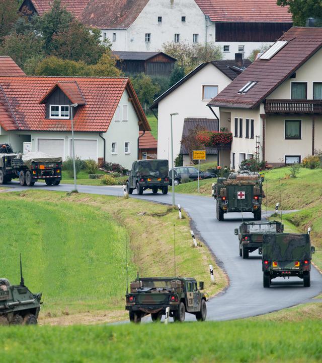 Kurzdoku US-Army Fahrzeuge fahren durch Wohnort