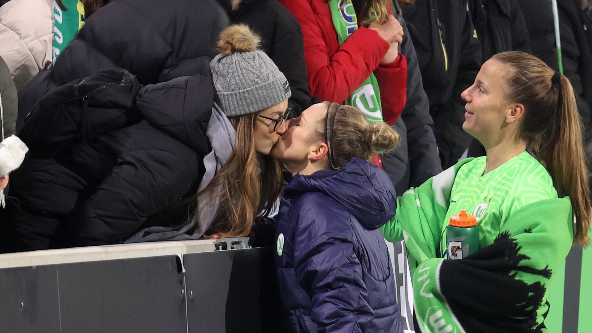 Svenja Huth küsst Ehefrau bei Spiel VfL Wolfsburg 