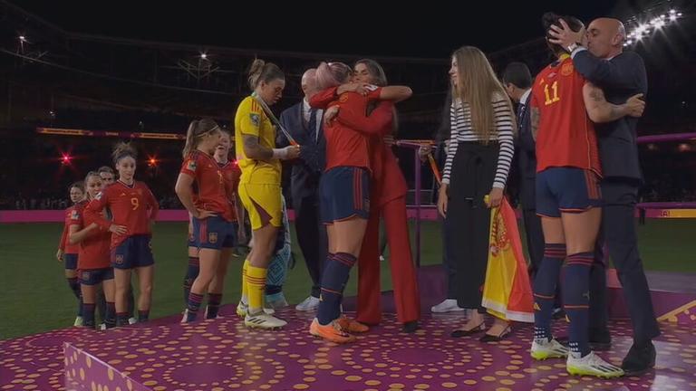Der Präsident des spanischen Fußballverbandes, Luis Rubiales, küsst die Nationalspielerin Jennifer Hermoso ungefragt auf den Mund