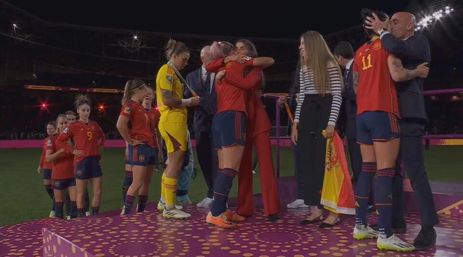 Der Präsident des spanischen Fußballverbandes, Luis Rubiales, küsst die Nationalspielerin Jennifer Hermoso ungefragt auf den Mund