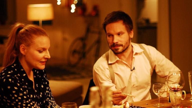 Gäste der Sendung "Kuner plus zwei" am Tisch