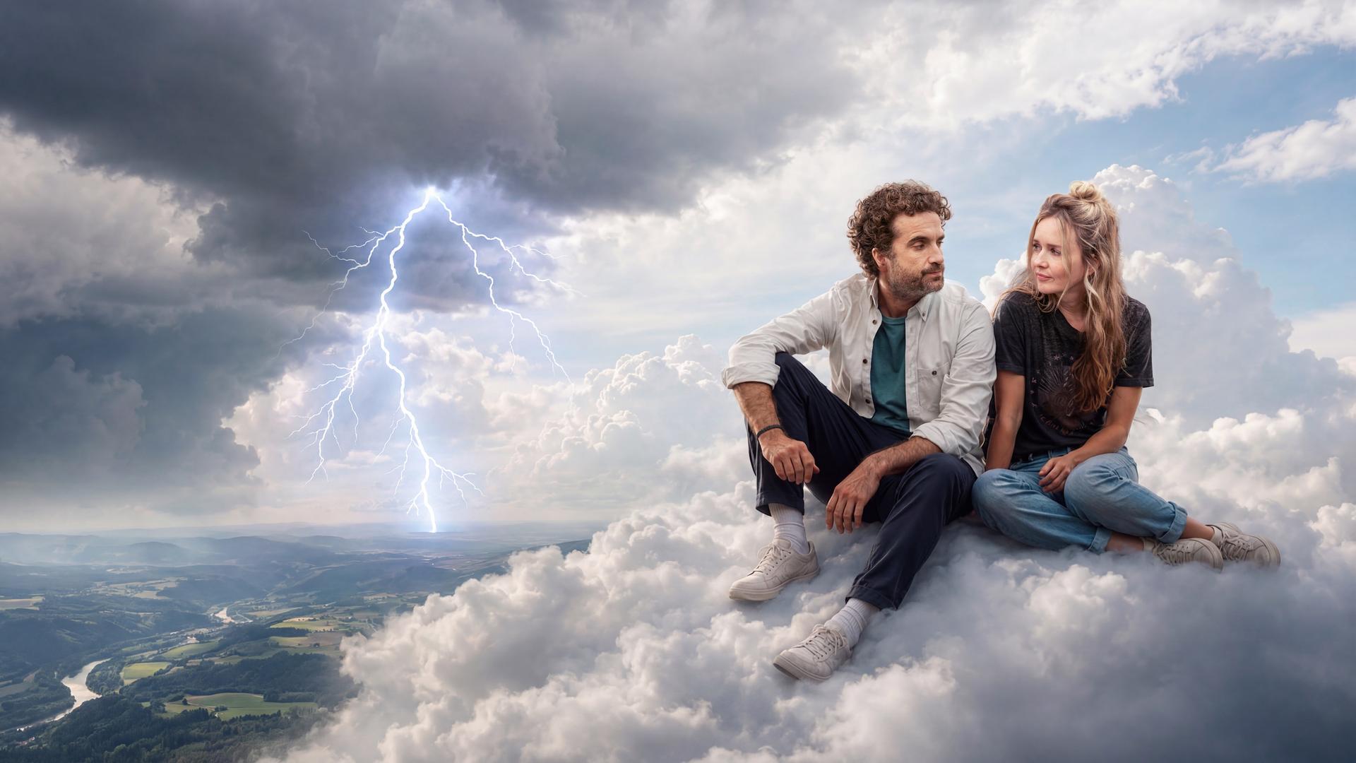 Markus und Miriam Bachmann (Oliver Wnuk, Stefanie Stappenbeck) sitzen einander zugewandt auf einer Wolke. Links neben ihnen zieht ein Gewitter heran, es blitzt.