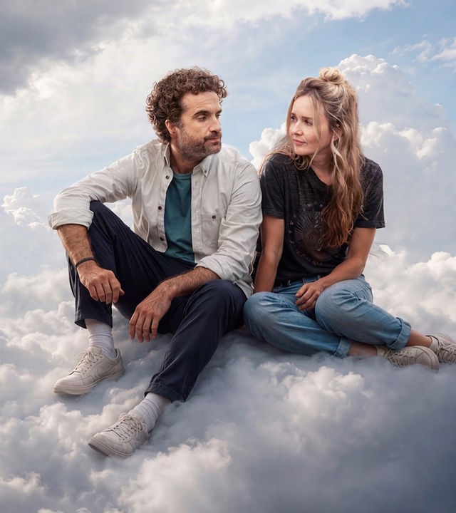 Markus und Miriam Bachmann (Oliver Wnuk, Stefanie Stappenbeck) sitzen einander zugewandt auf einer Wolke. Links neben ihnen zieht ein Gewitter heran, es blitzt.