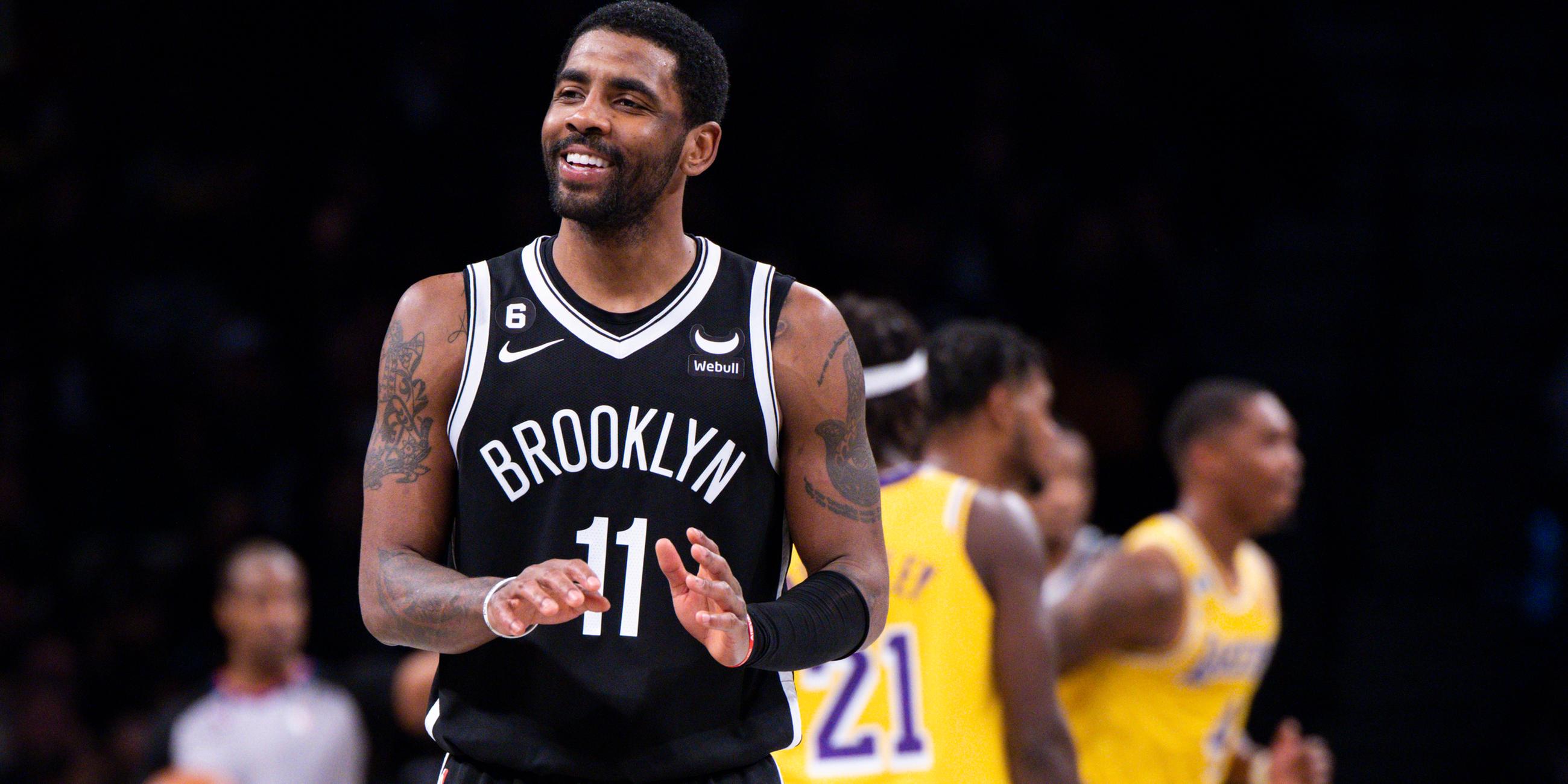 Brooklyn-Nets-Guard Kyrie Irving lacht im Spiel gegen Los Angeles Lakers am 30.Januar 2023