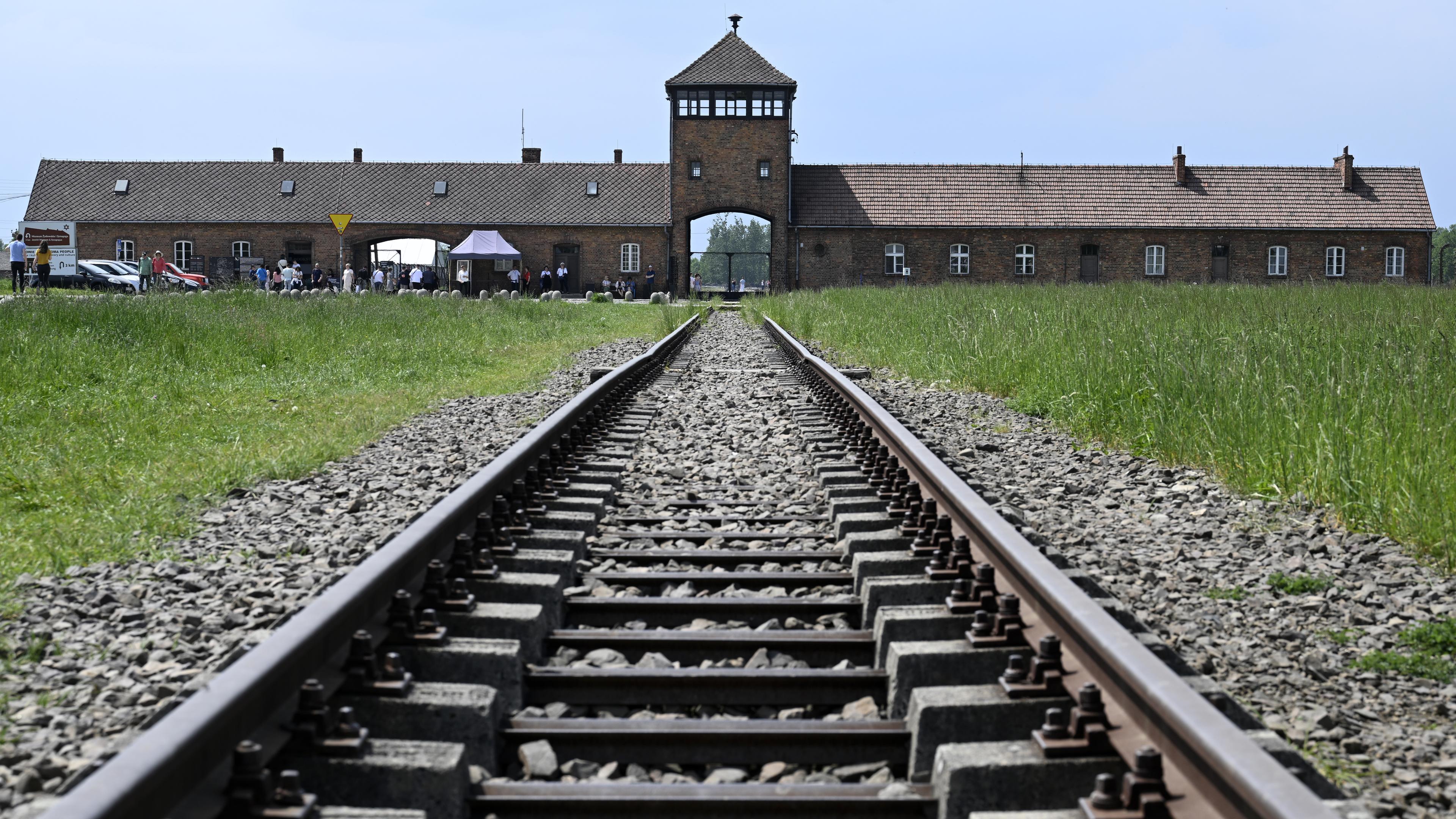 Ehemaliges Konzentrationszentrum Auschwitz-Birkenau. Schienen führen zum Haupteingang.