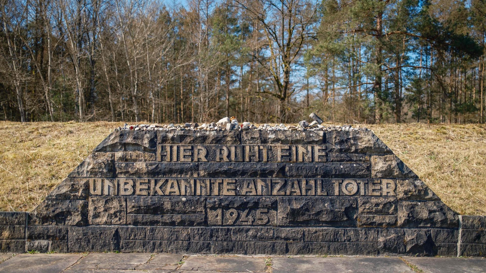 KZ Bergen-Belsen Gedenktafel "Hier ruht eine unbekannte Anzahl Toter"