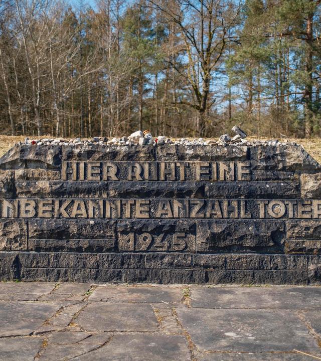 KZ Bergen-Belsen Gedenktafel "Hier ruht eine unbekannte Anzahl Toter"