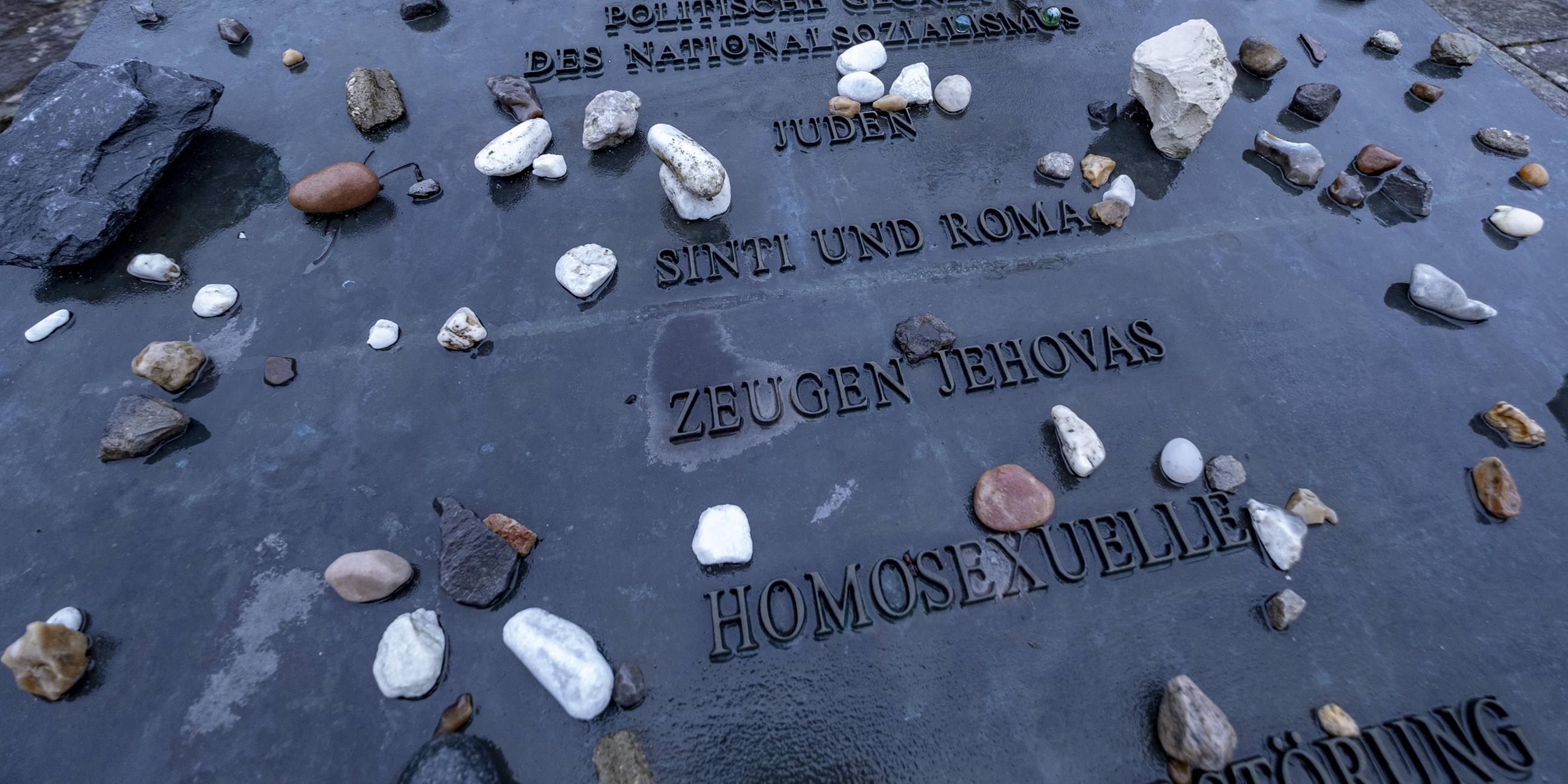 Gedenktafel auf dem Gelände der Gedenkstätte des ehemaligen Konzentrationslagers Bergen-Belsen bei Celle
