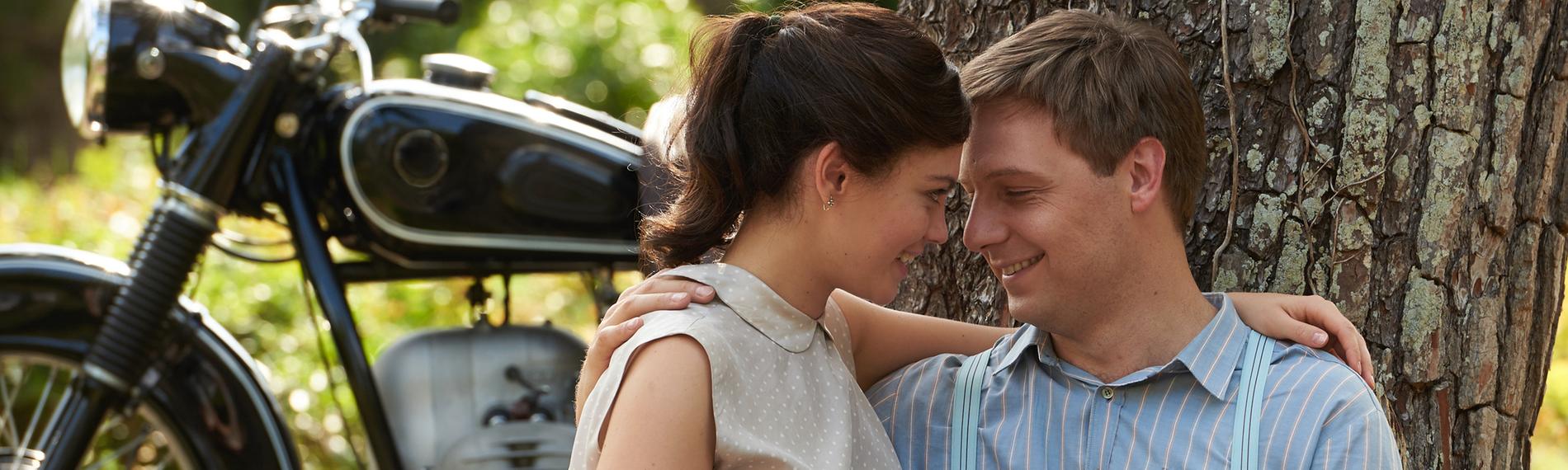 Alexander und Giulietta, sitzen im Jahr 1956 in einem Turiner Park dicht nebeneinander unter einem Baum und schauen sich verliebt an