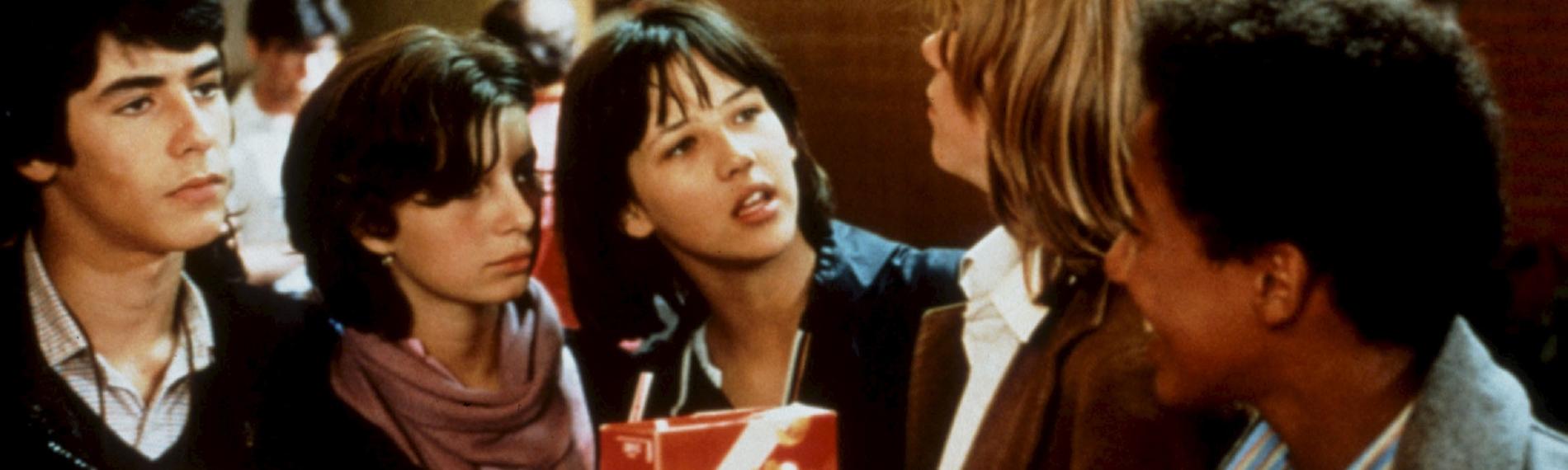 Die 13-jährige Vic (Sophie Marceau, M.) amüsiert sich mit Freunden.