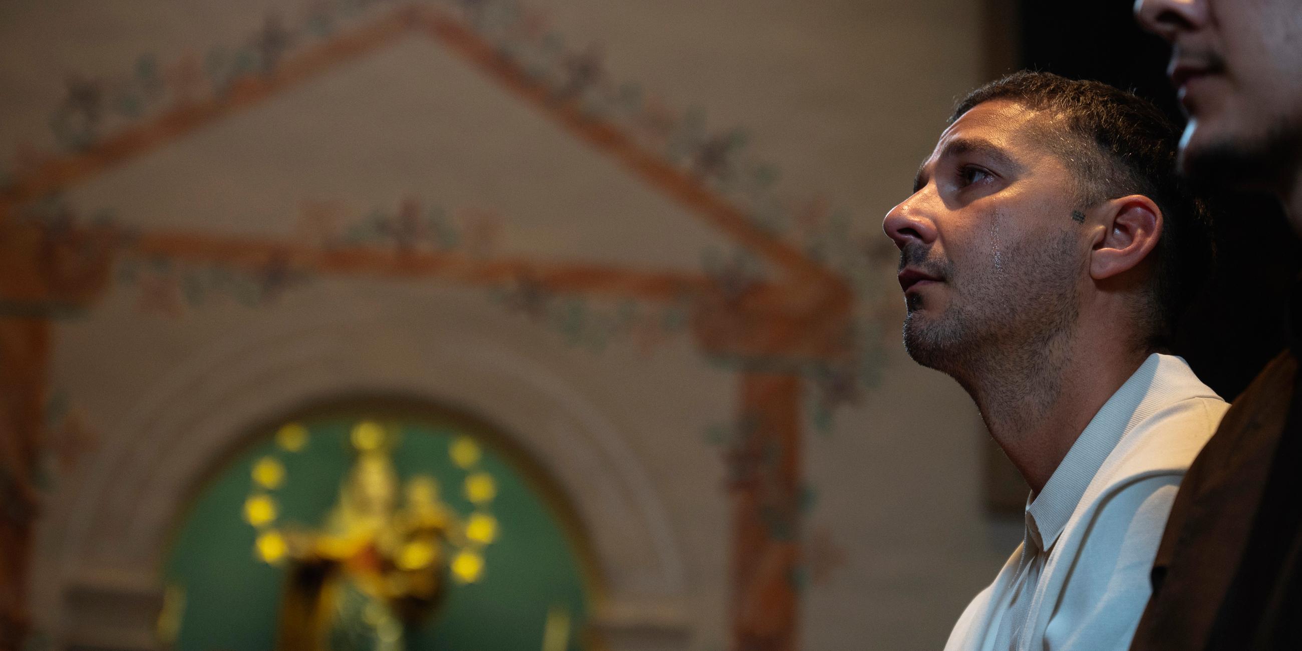 Schauspieler Shia LaBeouf bei seiner katholischen Konfirmationszeremonie