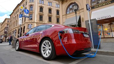 Tesla an einer Ladestation in München