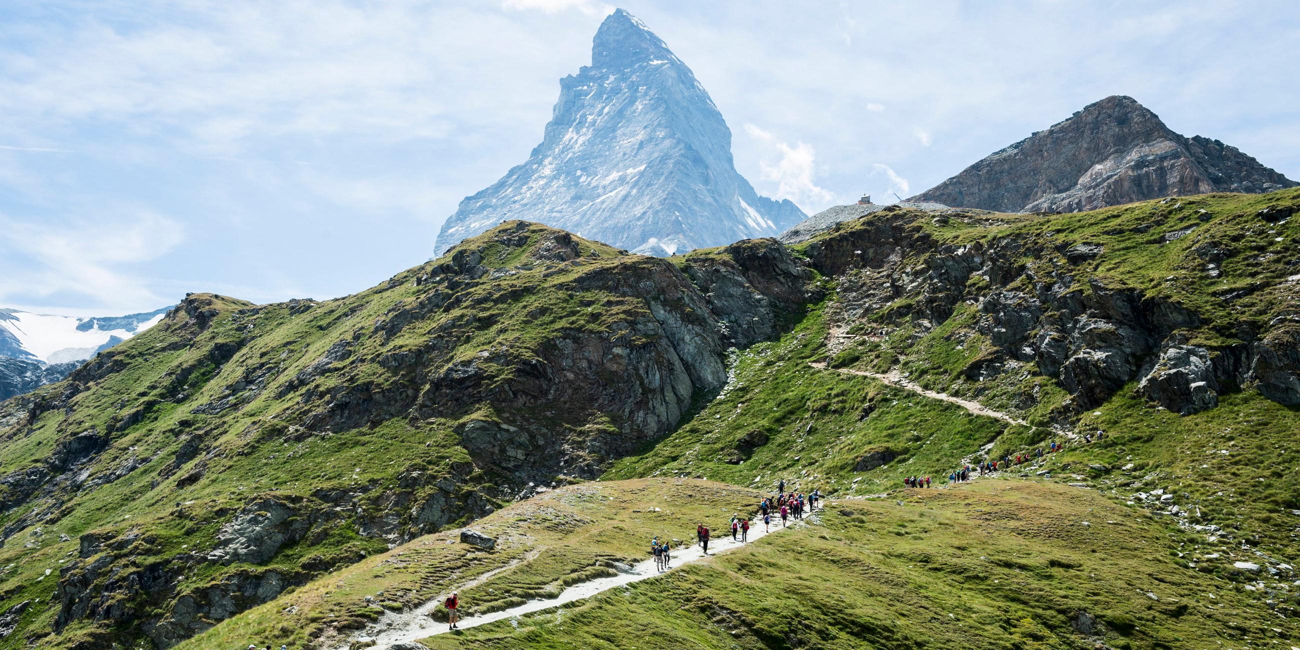 Bergsteiger vor dem Berg Matterhorn in der Schweiz. 
