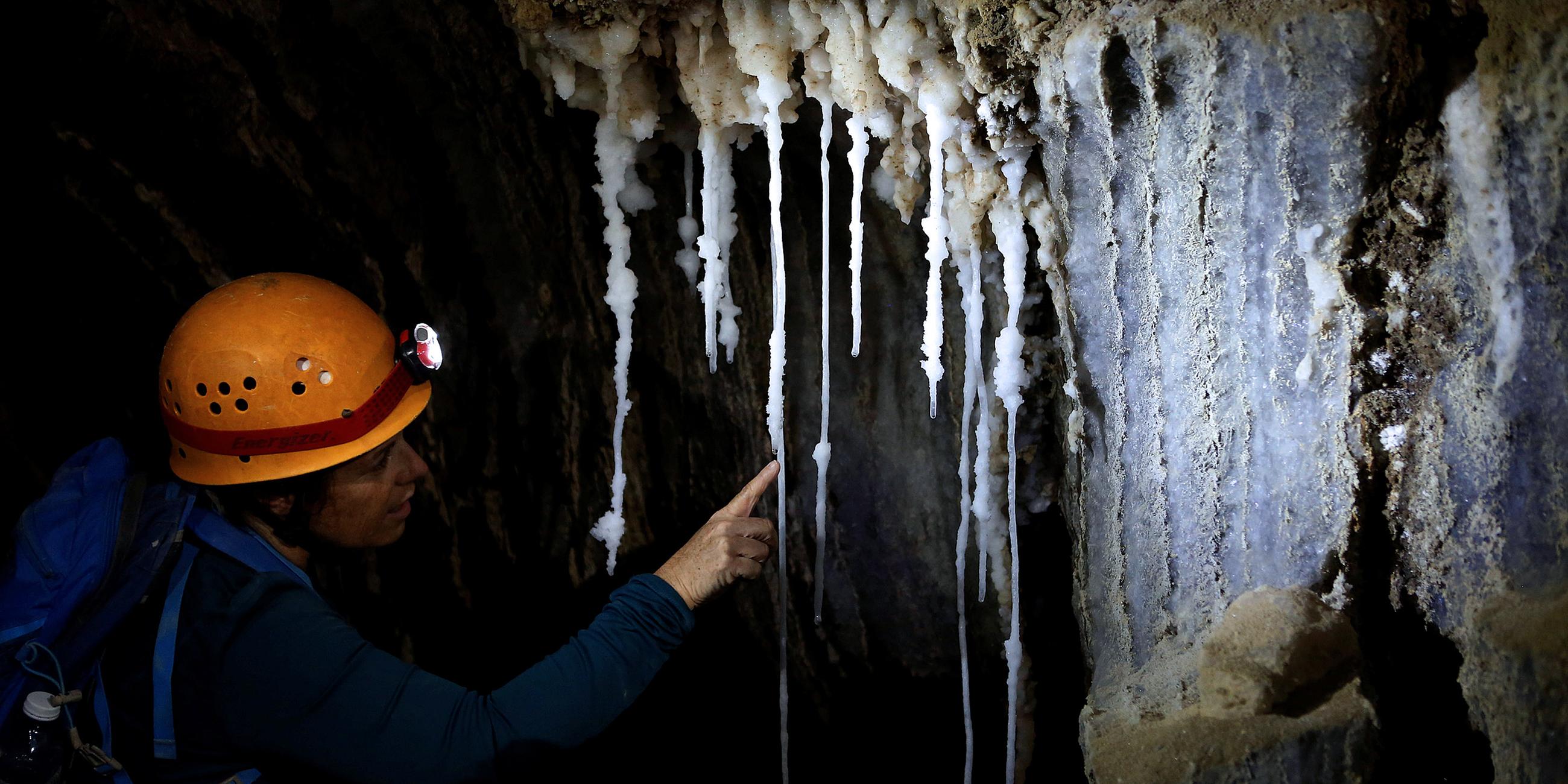 Eine Frau betrachetet Stalaktiten in der Malcham-Höhle, Israel, aufgenommen am 27.03.2019