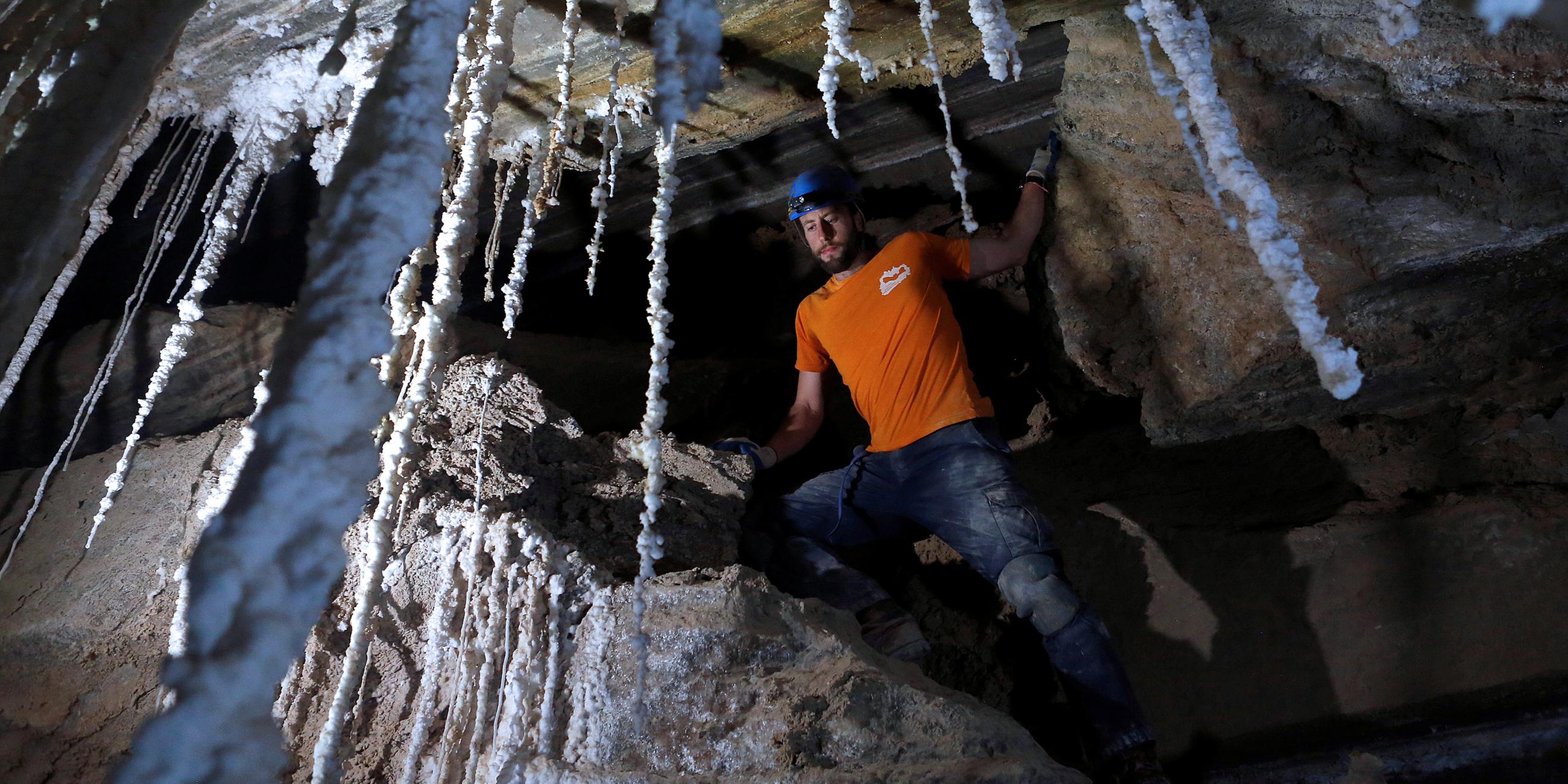 Ein Mitarbeiter der hebräischen Universität in der Malcham-Höhle, Israel, aufgenommen am 27.03.2019