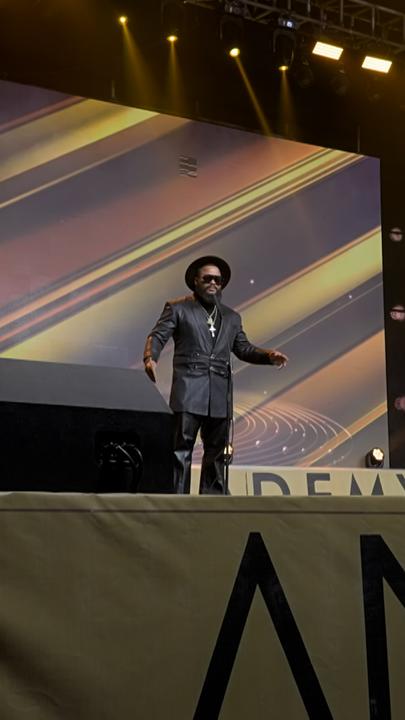 Influencer Hazel Onoudunyi steht in schwarzen Lederklamotten auf einer Bühne.