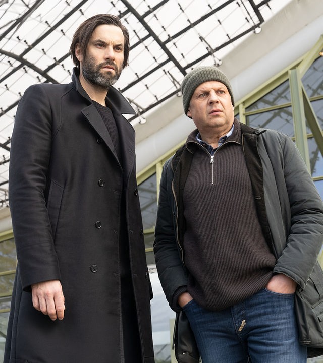 "Laim und die schlafenden Hunde": Lukas Laim (Max Simonischek) und Anton Simhandl (Gerhard Wittmann) stehen nebeneinander in einer Eingangshalle.