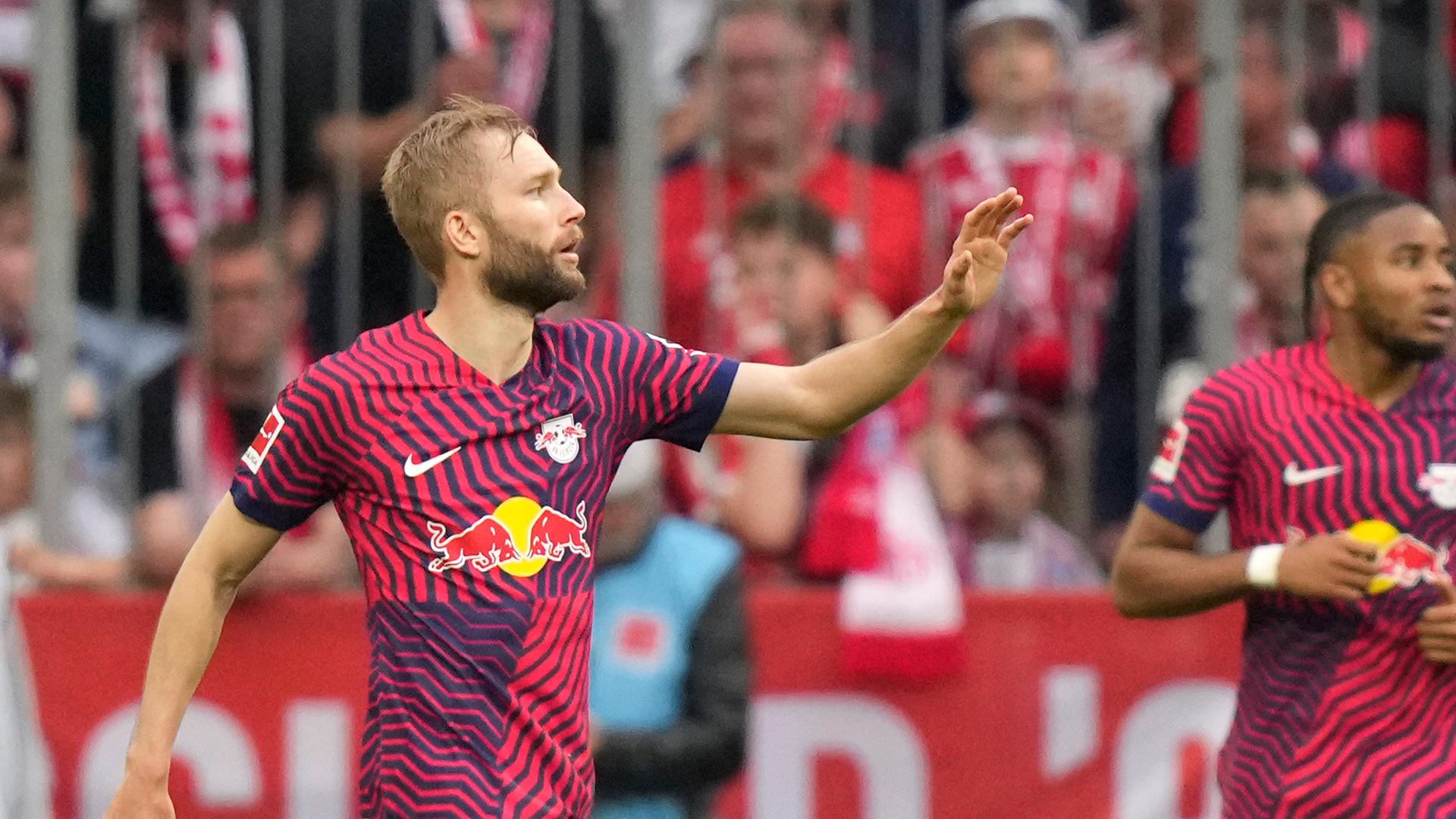 Bundesliga 20. Mai 2023: Konrad Laimer hebt im Spiel gegen Bayern München die Hand. Im Hintergrund Christopher Nkunku.