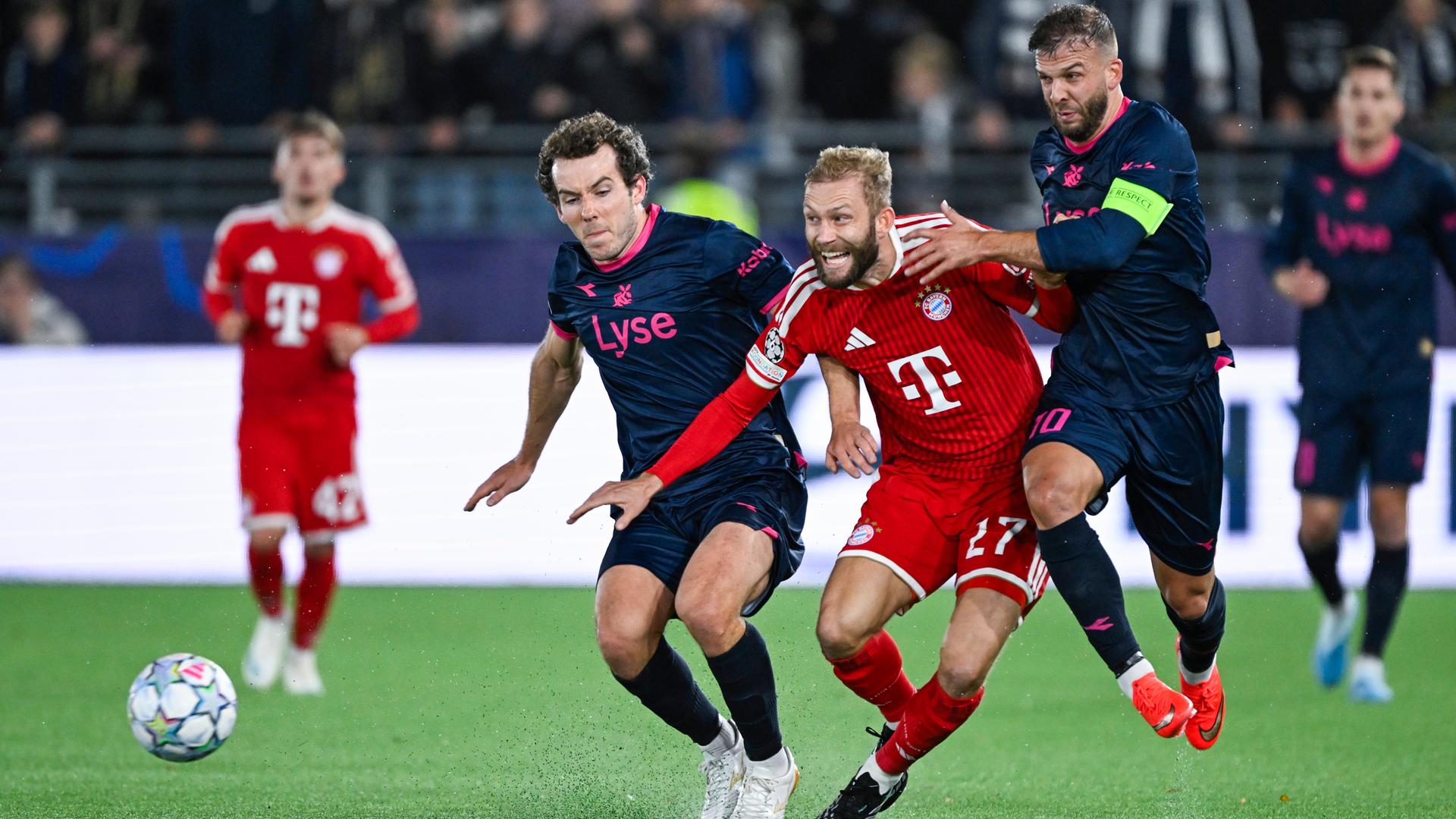 Bayerns Verteidiger Konrad Laimer kämpft mit seinen Kontrahenten Joe Bell und Zlatko Tripic um den Ball