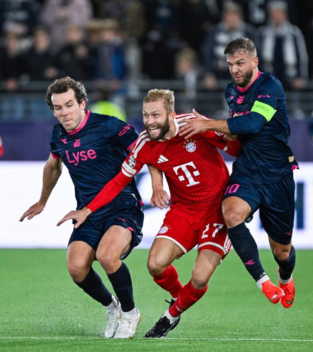 Bayerns Verteidiger Konrad Laimer kämpft mit seinen Kontrahenten Joe Bell und Zlatko Tripic um den Ball