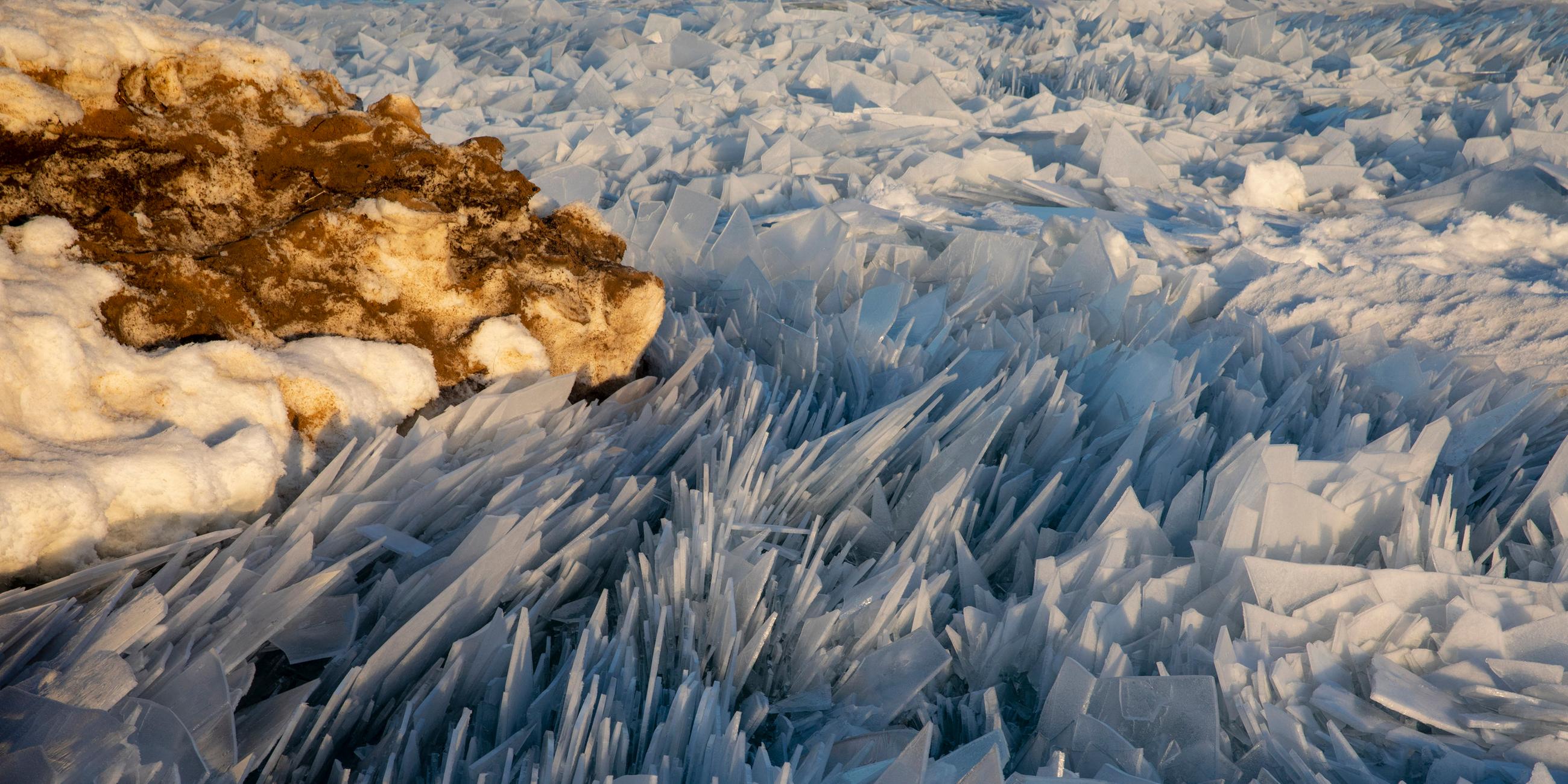 Eisscherben ragen aus der aufgebrochenen Eisdecke des Lake Michigan heraus