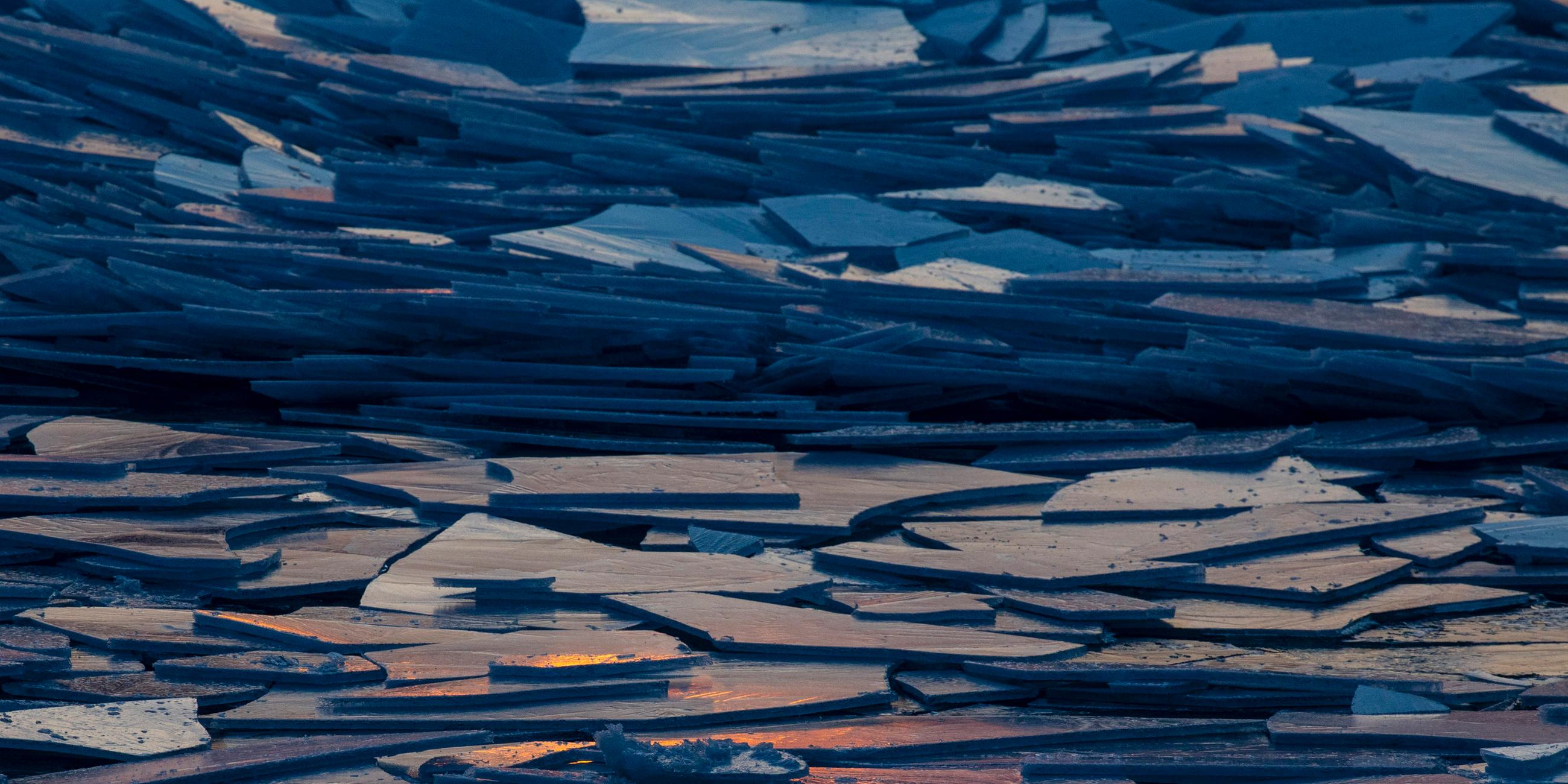 Eisscherben ragen aus der aufgebrochenen Eisdecke des Lake Michigan heraus
