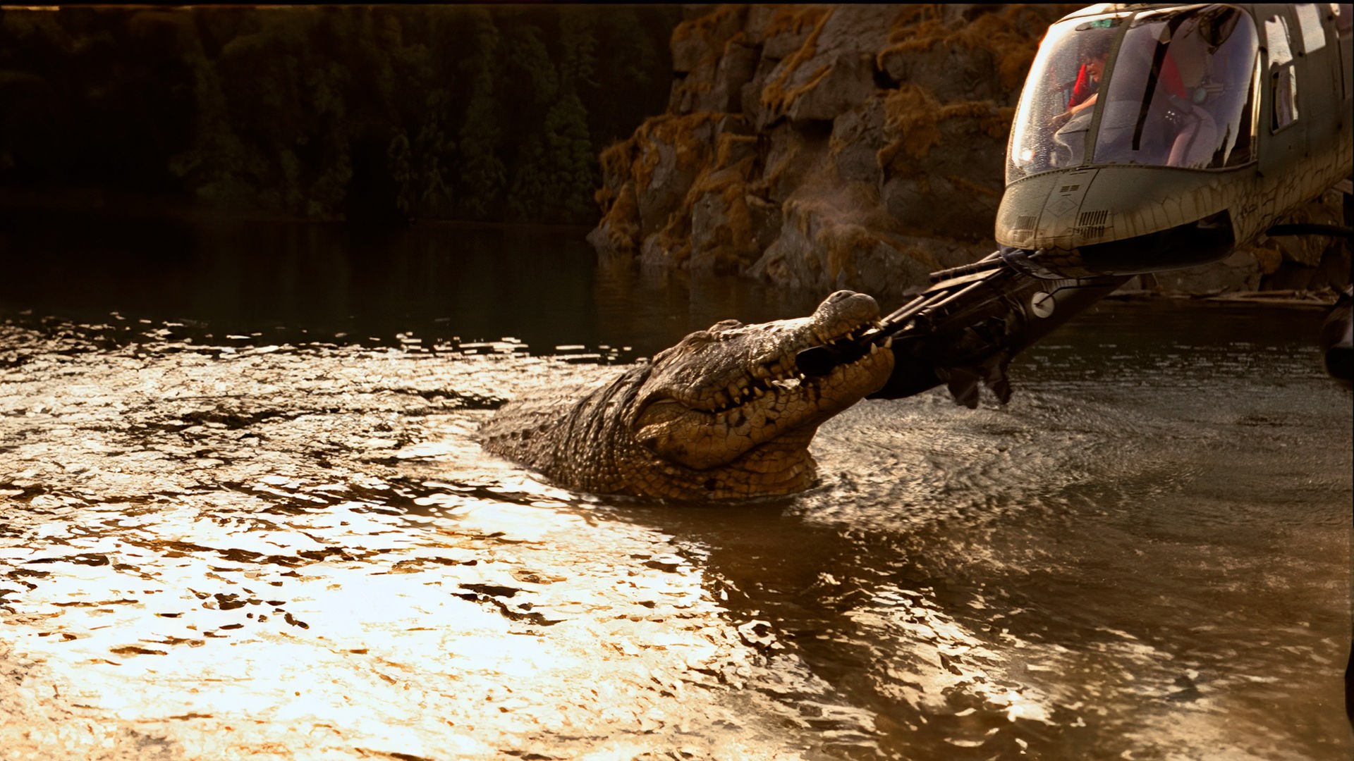 Ein Krokodil im See beißt sich in dem Schwimmer eines Wasserflugzeugs fest, das knapp über der Wasseroberfläche schwebt.