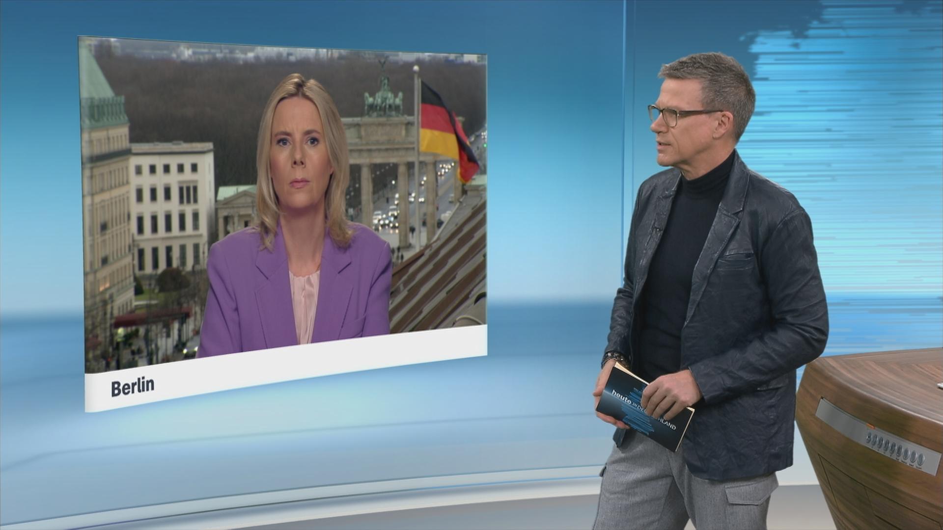 Der Moderator unterhält sich im Schaltgeschpräch mit ZDF-Reporterin Britta Buchholz aus Berlin.