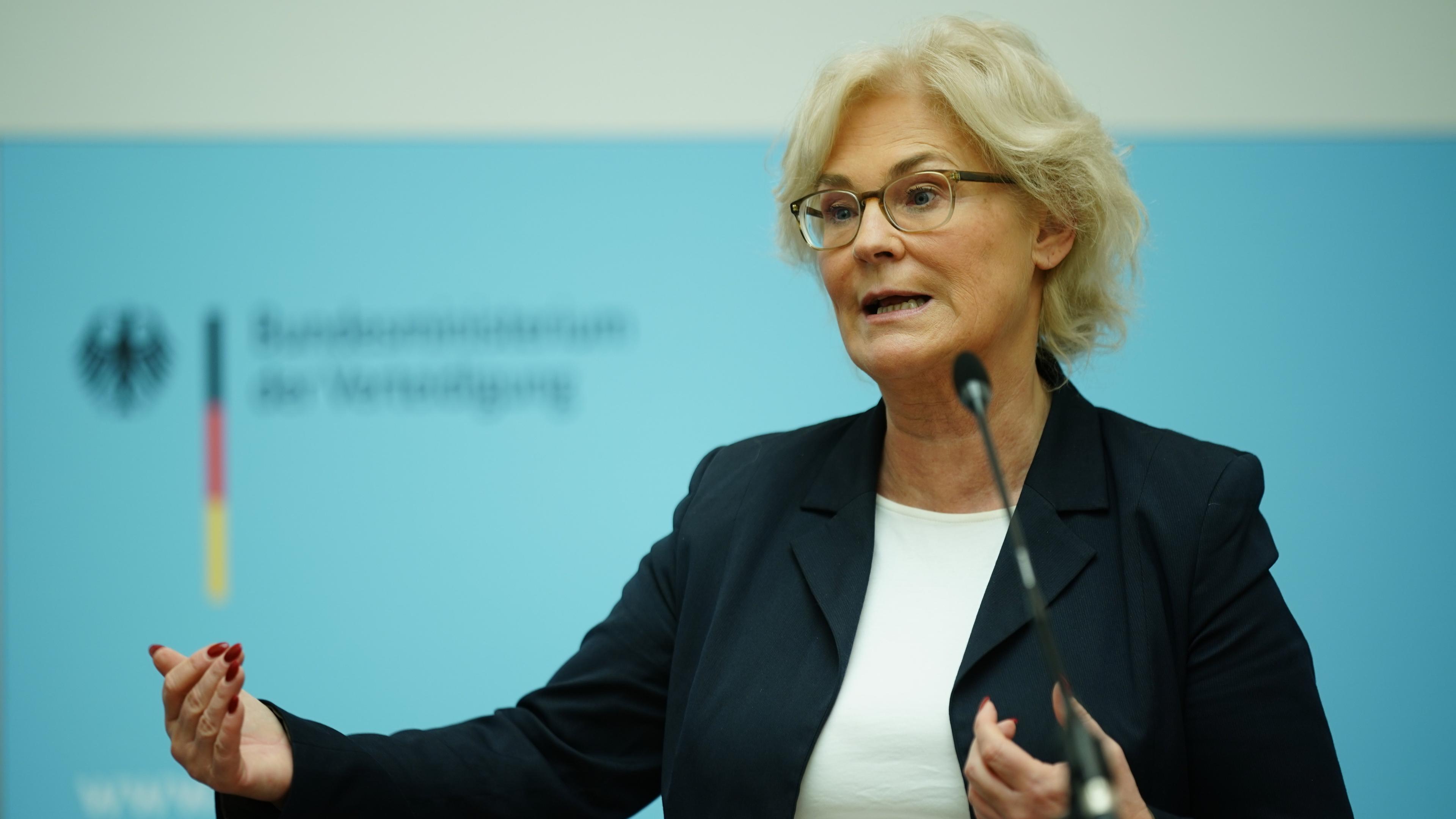 Verteidigungsministerin Christine Lambrecht spricht auf einer Konferenz in Berlin. 