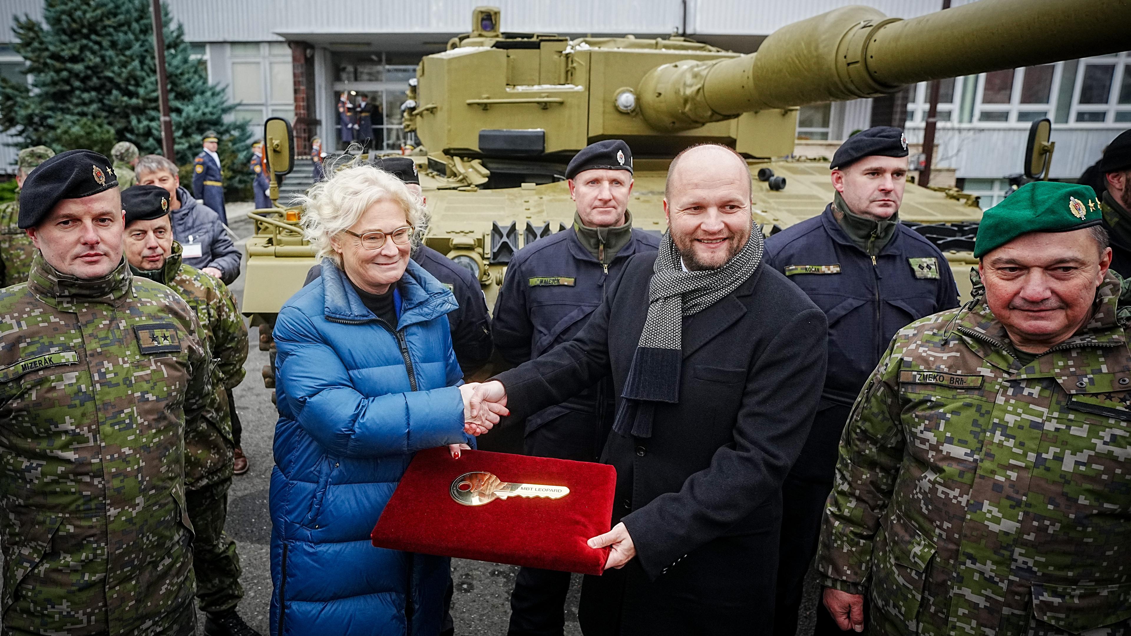 Slowakei, Bratislava: Christine Lambrecht (SPD), Bundesministerin der Verteidigung, übergibt symbolisch den Schlüssel an Jaroslav Nad, Verteidigungsminister der Slowakei, für den Leopard 2A4.