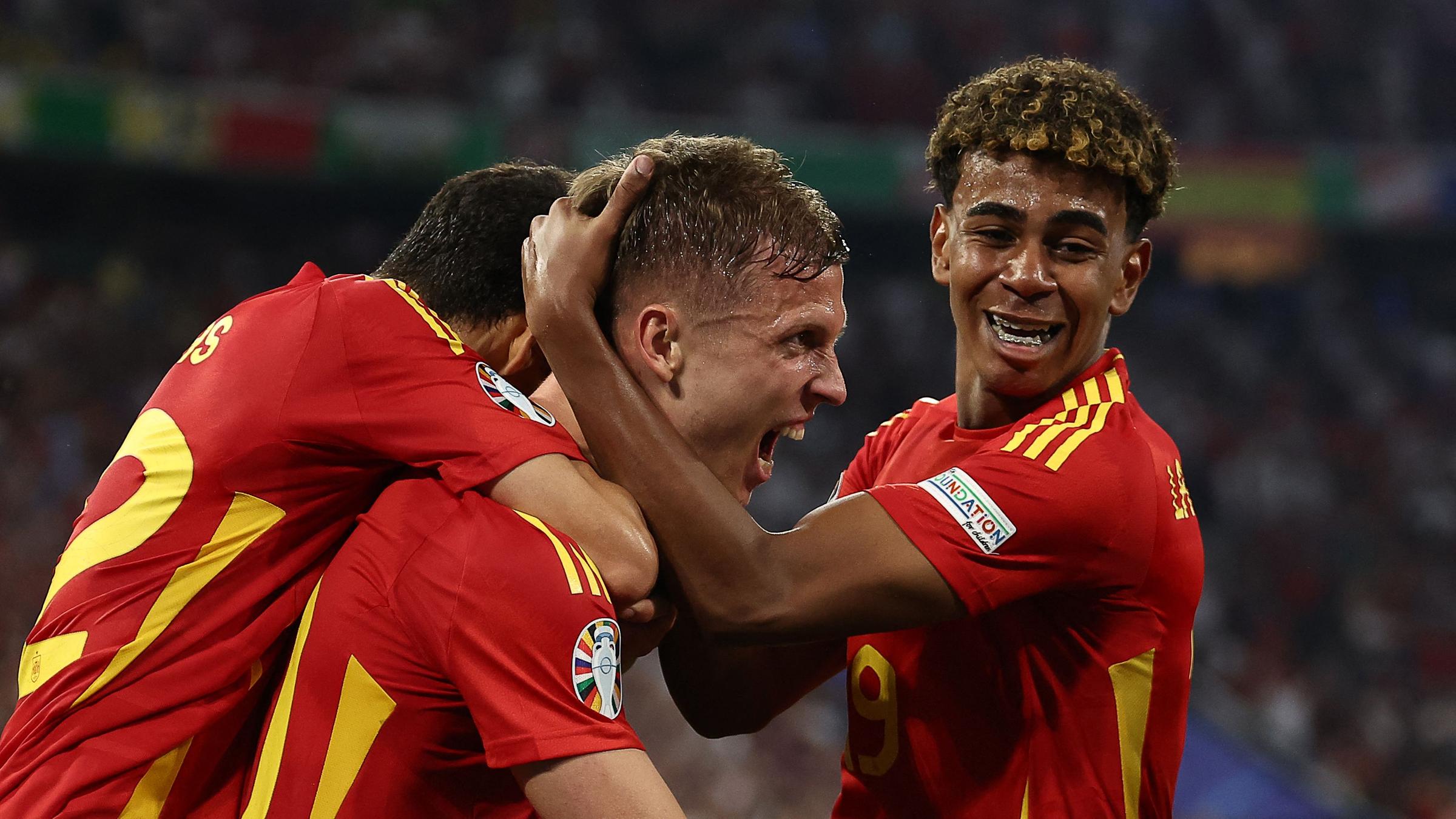 Spaniens Lamine Yamal und Daniel Olmo beim Jubeln.