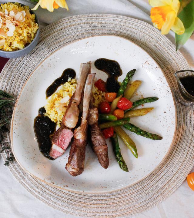 Lamm-Koteletts mit Minz-Sauce, grünem Spargel und Safran-Reis