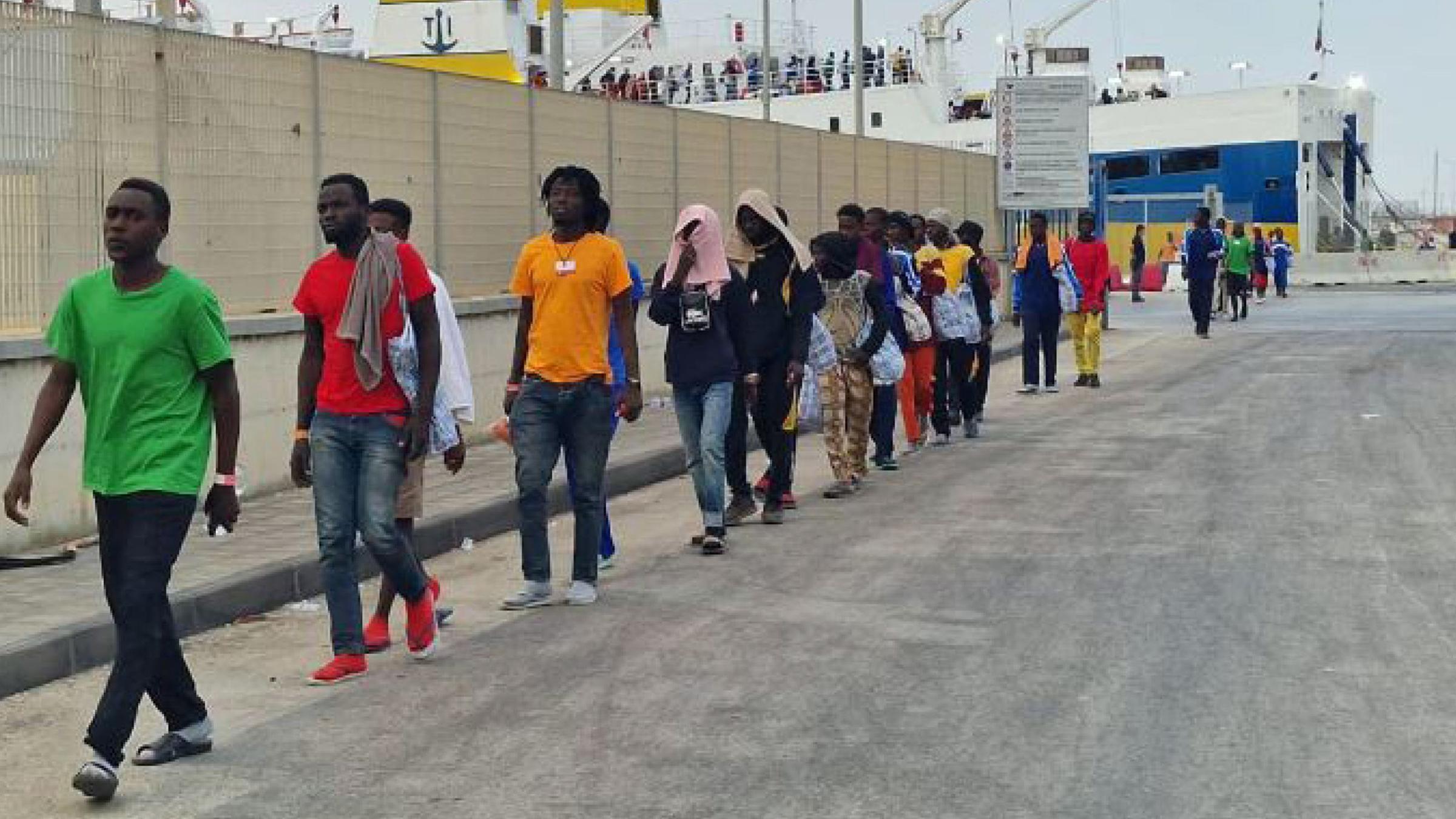 Migranten, die mit der Fährlinie Cossyra von Lampedusa überführt wurden, kommen am 19.09.2023 in Porto Empedocle in Italien an.